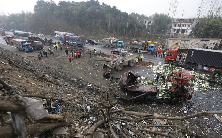 京港澳高速爆炸事故致5死21伤 车主系无证运输