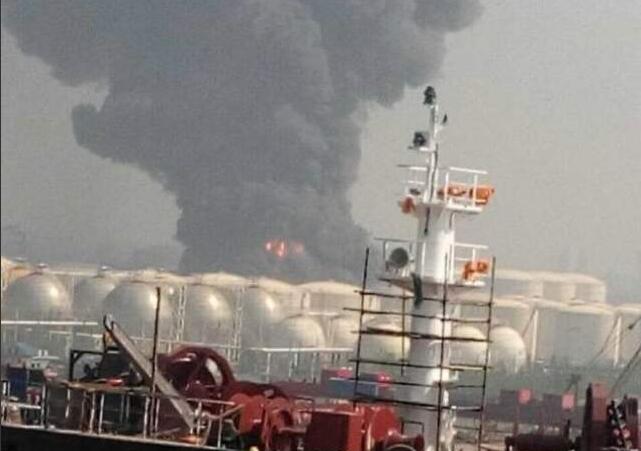 江苏靖江一化工产品仓储点发生爆炸起火
