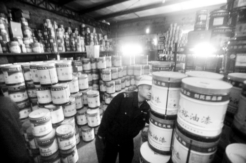 微山湖街神秘仓库藏着1.1万桶危化品