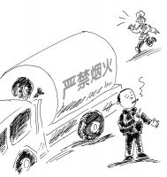 危化品押运员站在车旁用打火机点燃香烟