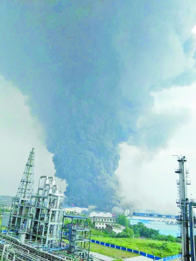 湖北宜昌一化工厂物料泄漏引发火灾