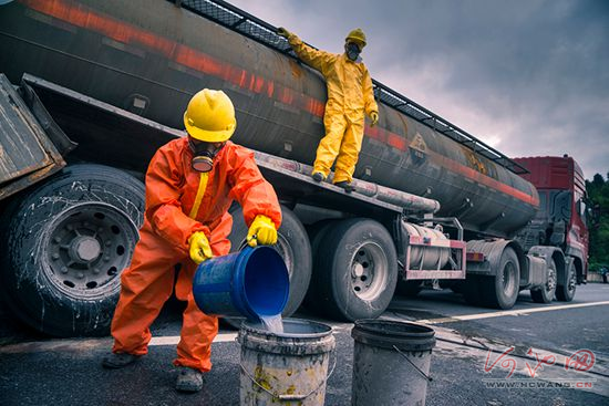 河池市成功处置一起危化品运输车泄漏事故