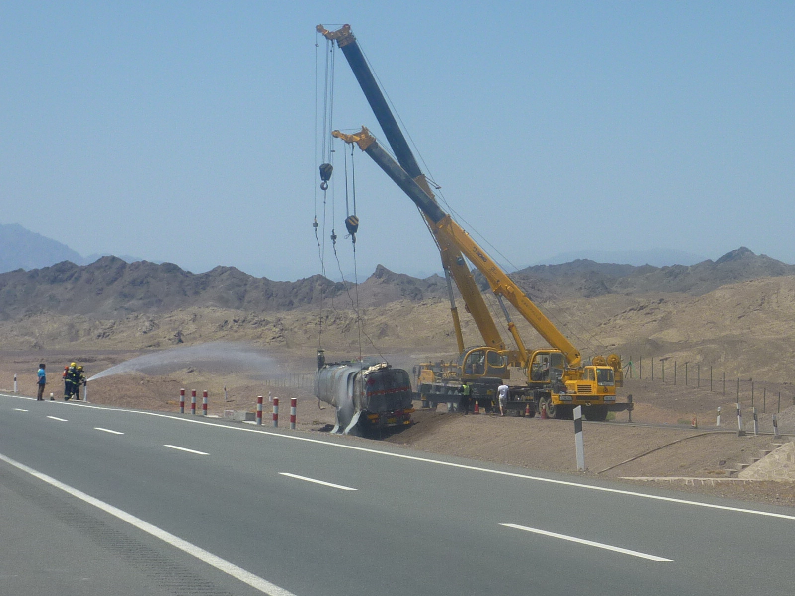 哈密一危化品运输车辆发生侧翻事故