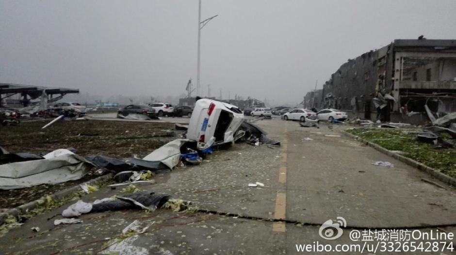 盐城特大暴雨龙卷风：存有危化品厂房被毁