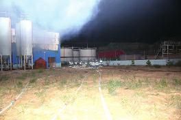 陕西佳县一化工厂爆炸大火燃烧6小时