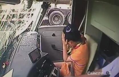 安全带很重要！监控记录大客车与重型罐车刮碰