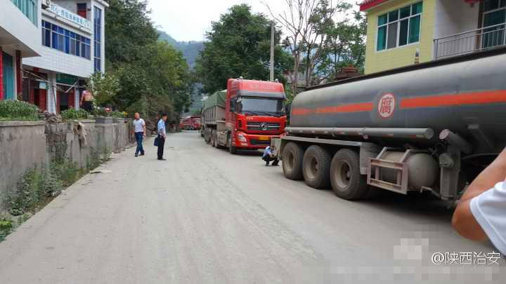 高温致硫酸运输槽车泄露 安康白河警方紧急处置