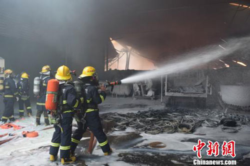 江苏宜兴一化工厂起火爆燃