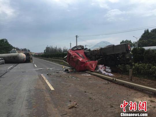 云南境内一高速发生危化品车撞车事故 致2死1伤