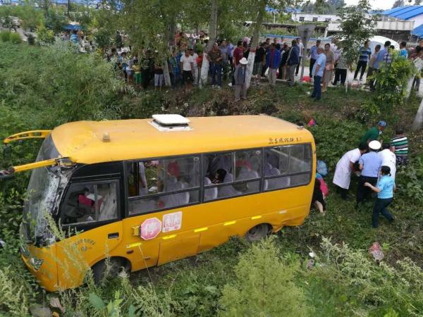 黑龙江一大型罐车与客车相撞：至少3死 多人受伤