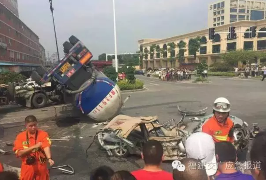 水泥罐车侧翻压扁小轿车，4人当场死亡