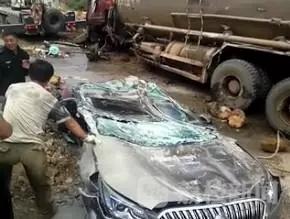 大罐车“压顶” 小轿车成“铁片”