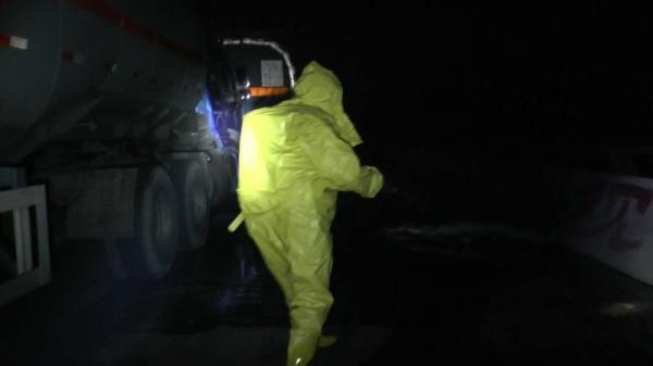 河北一中学附近两罐车追尾致苯泄漏 学生深夜转移(图)