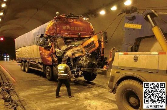 货车撞上危化品运输车致天然气泄漏 交通受阻万人滞留