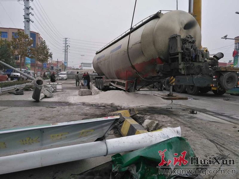 青岛两槽罐车十字路口相撞 一车倒地受损严重