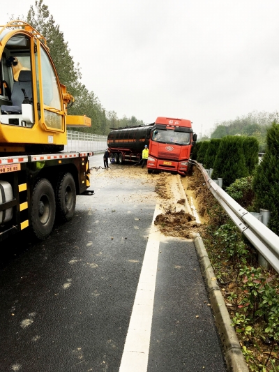 避让小车 槽罐车失控撞向护栏 车头被卡死 满载沥青幸未泄漏