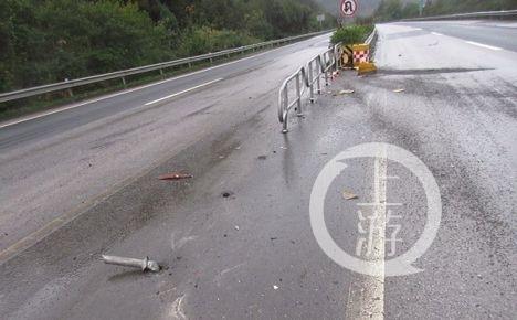 危化品车冲到对面车道还调了个头 司机继续开车走了