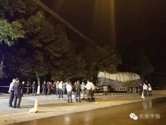 福建3名初中生骑摩托撞上罐车 2死1伤