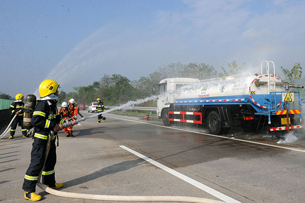 柳州开展救援危化品运输车辆事故演习