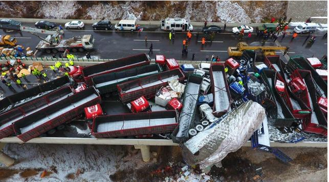 山西一高速多车相撞致17人遇难 56辆车受损